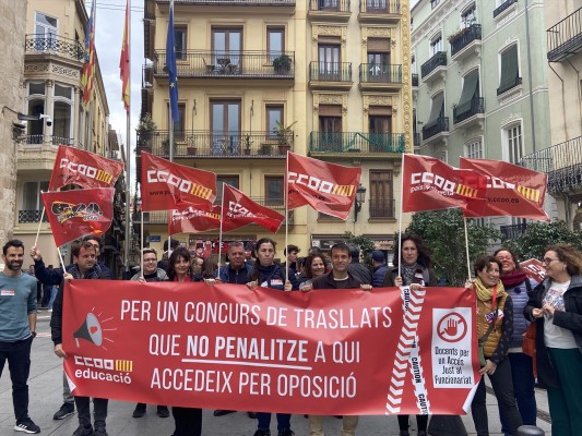 Docentes recogen 5.200 firmas para exigir un concurso de traslados que 