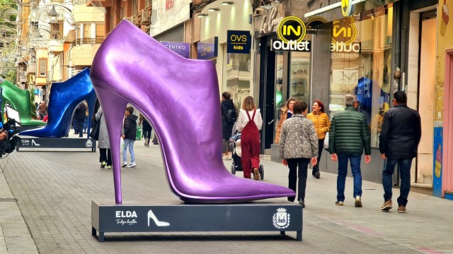 La calle Juan Carlos I de Elda estrena imagen con zapatos de mujer gigantes