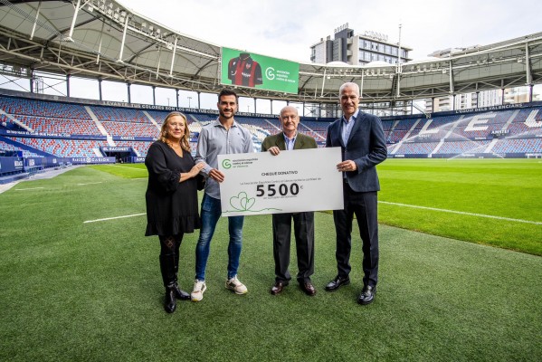 El Levante da a la AECC 5.500 euros de una subasta de camisetas contra el cáncer de mama
