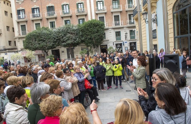 Más de 300 personas mayores recorren el cauce del río Turia para fomentar el ejercicio