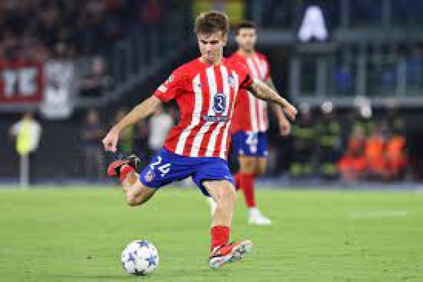 El centrocampista del Atlético Pablo Barrios, intervenido de la rotura del menisco de su rodilla izquierda