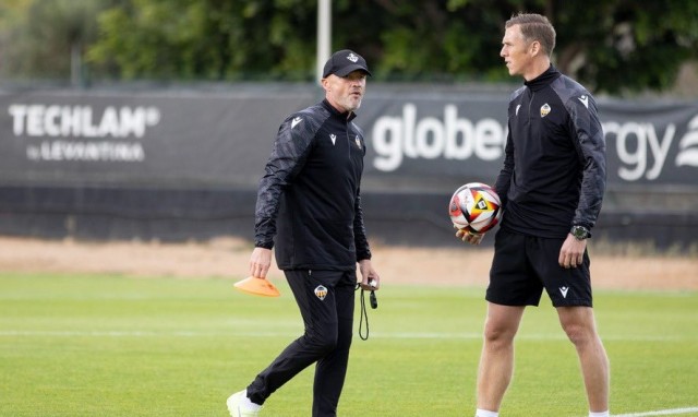 Schreuder: “Los equipos juegan ahora con una mentalidad diferente contra nosotros”