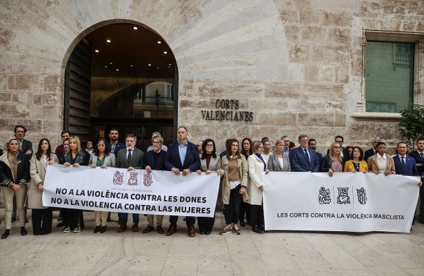 Les Corts rechazan el asesinato en Sagunt con Gobierno y oposición en dos pancartas diferentes