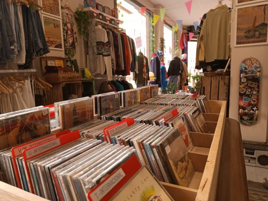 Murcia se enamora de lo vintage: las tiendas retro enganchan a coleccionistas y clientes casuales