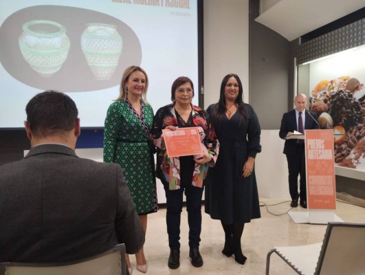 La ceramista ondense Irene Molina recibe el premio a la tradición del Centro valenciano de Artesanía
