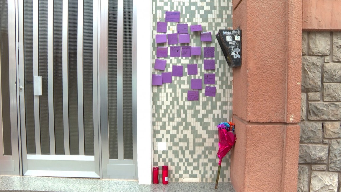 Velas, flores y mensajes de niños despiden a la víctima. Foto: EP - 
