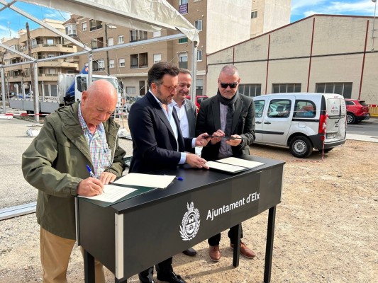 Elche recepciona el solar para la construcción del nuevo centro socio-cultural de Torrellano