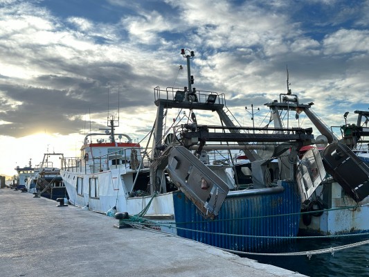 Los pescadores de la Vila Joiosa vuelven a faenar con temor a que Bruselas reduzca los días
