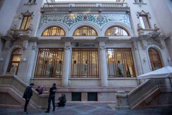 Correos se reorganiza en Alicante con refuerzo en Guarner tras vender al Consell la sede de Miró