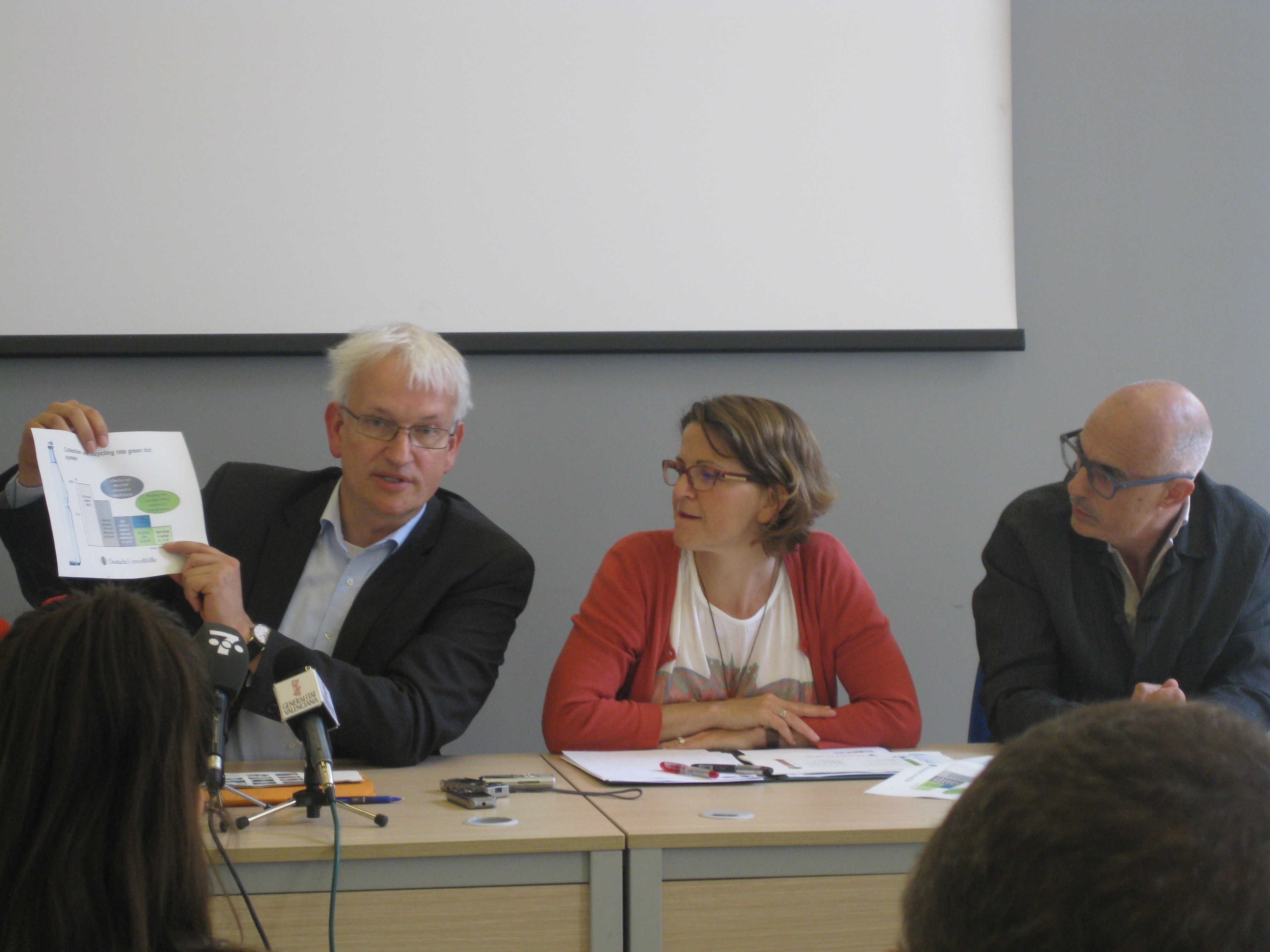 Jurgen Resch, impulsor del SDDR, junto a Elena Cebrián y Julià Álvaro - 