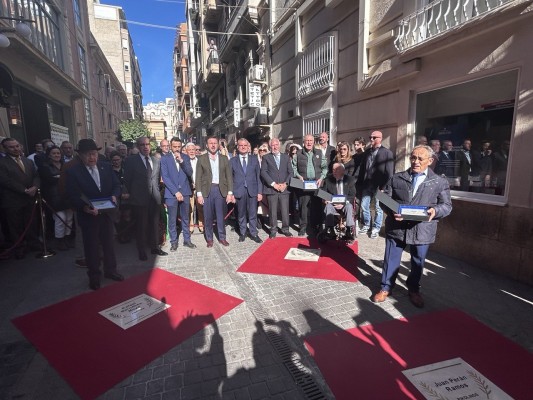 Elche homenajea en una de sus calles a los fundadores de Kelme, J'hayber y Pikolinos