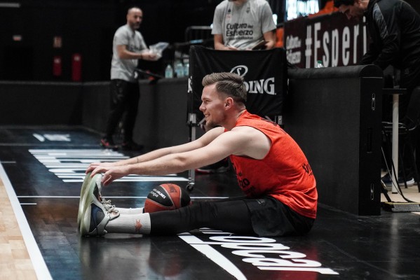 Hermannsson acaba por primera vez una sesión con sus compañeros tras la lesión de rodilla
