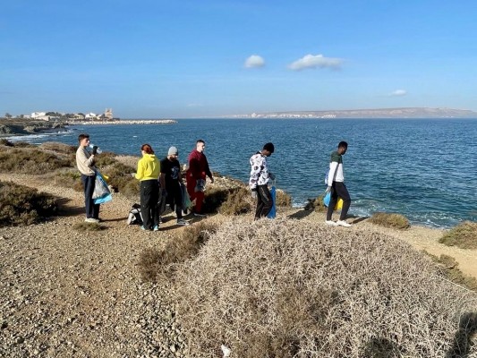 Refugiados de Elche Acoge se suman a una campaña de limpieza de Tabarca 