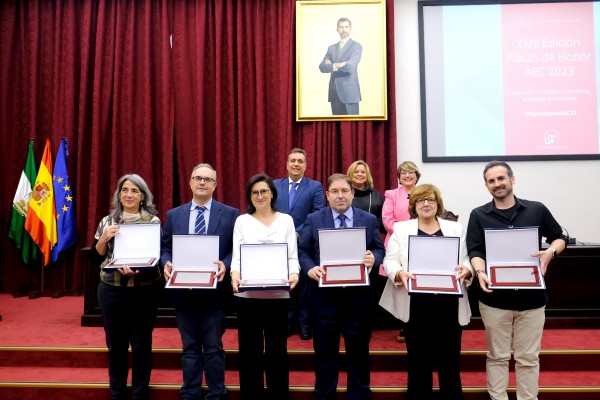 La Asociación Española de Científicos, con sede en la UMH, libera sus placas de honor 2023