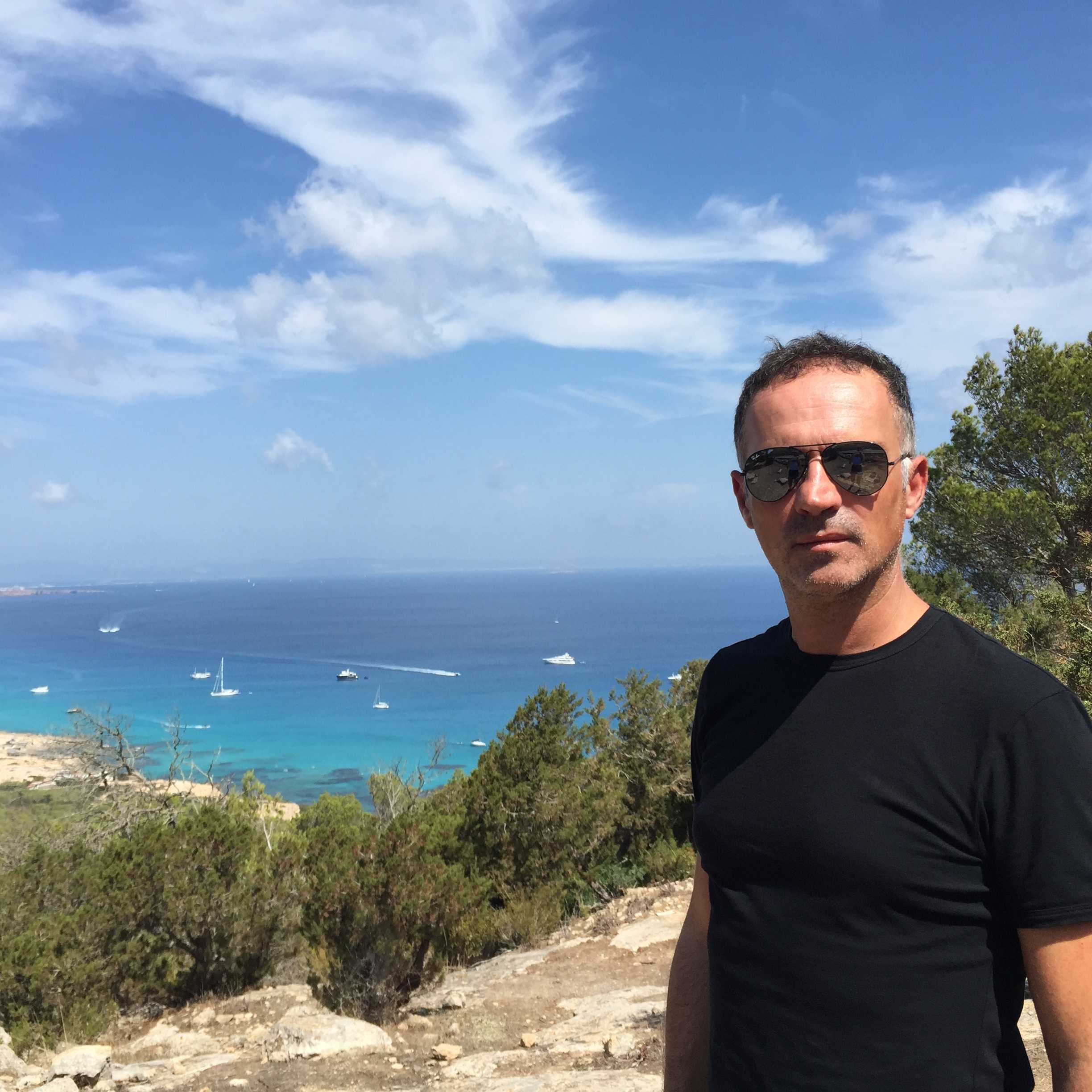 Ramón Esteve en el mirador de la Mola con Es Caló de Sant Agustí al fondo - 