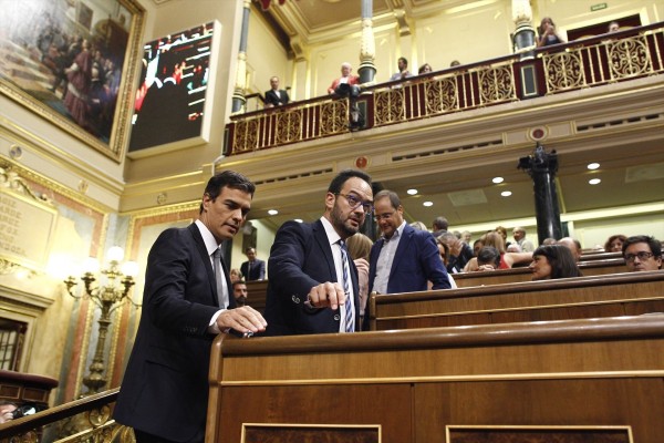 Sánchez mantiene a su núcleo duro y confirma a Hernando como director adjunto del Gabinete

