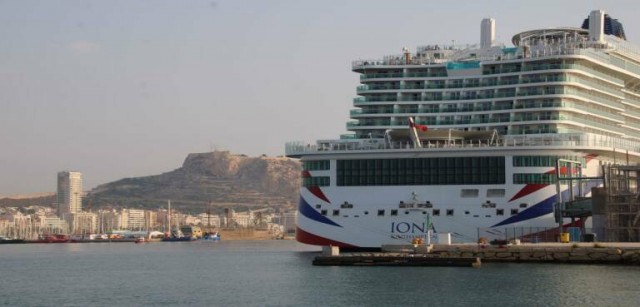 Dos buques con 7.850 cruceristas completan el calendario de récord de 2023 en Alicante 