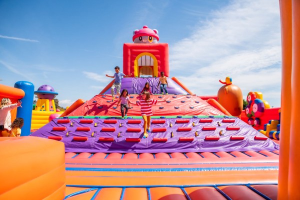 Bonaire da la bienvenida a su Navidad con Funbox, el parque hinchable más grande del mundo