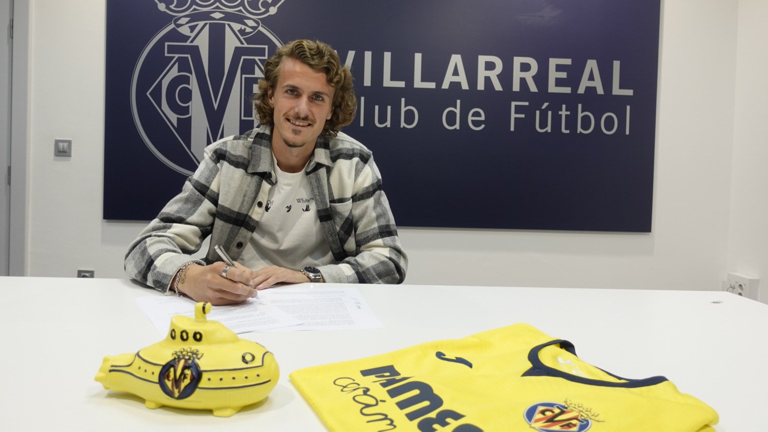 Carlos Romero firma su nuevo contrato con el Submarino. VILLARREAL CF - 
