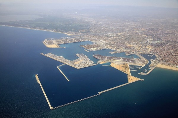 Algeciras toma ventaja sobre el Puerto de Valencia para captar a la mayor naviera china