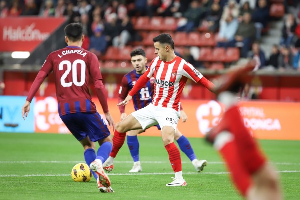 Dos acciones puntuales dan los puntos al Sporting ante un Eldense sin mordiente