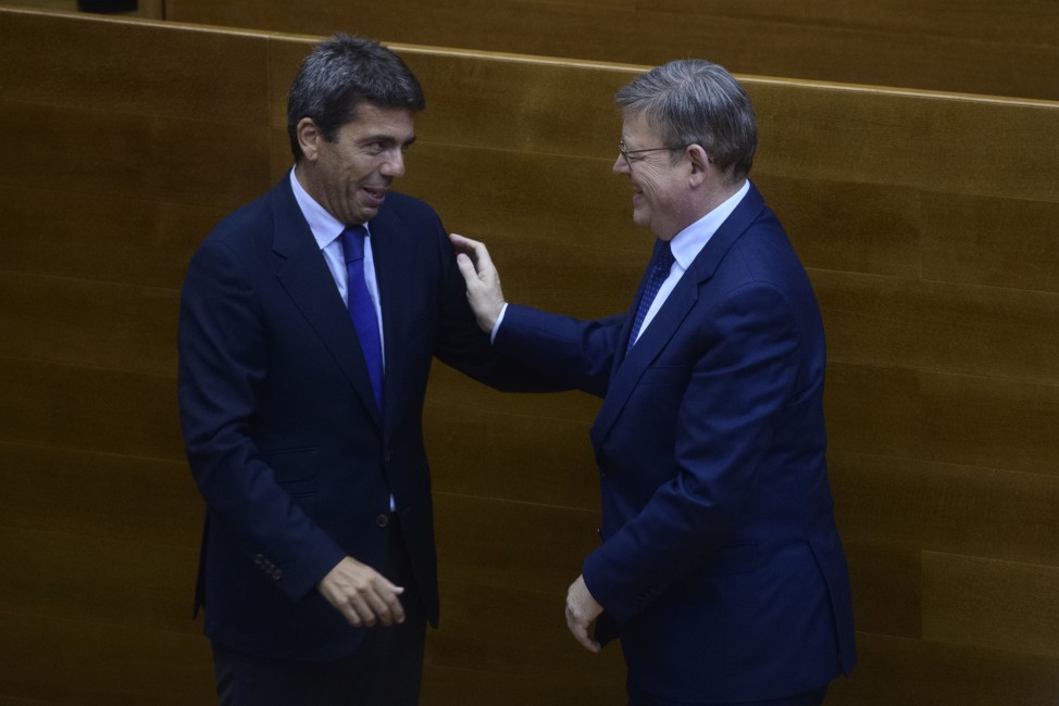 Carlos Mazón y Ximo Puig, en Les Corts. Foto: KIKE TABERNER - 