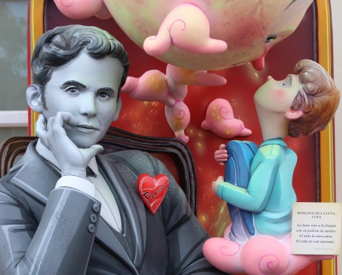La hoguera Sèneca-Autobusos 'indulta' a Lorca y dona su 'ninot' a su casa natal en Fuente Vaqueros