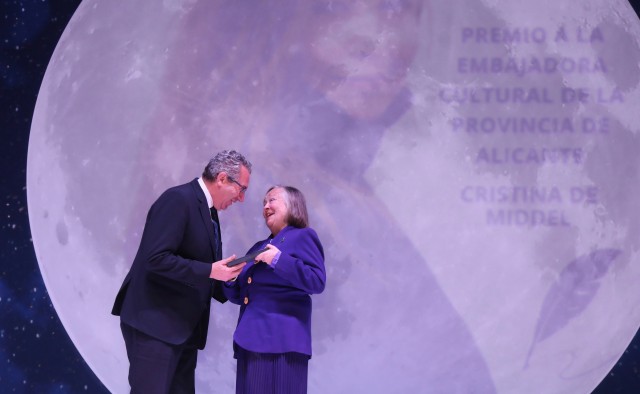 La fotógrafa Cristina de Middel recibe en el ADDA la distinción de Embajadora Cultural de Alicante