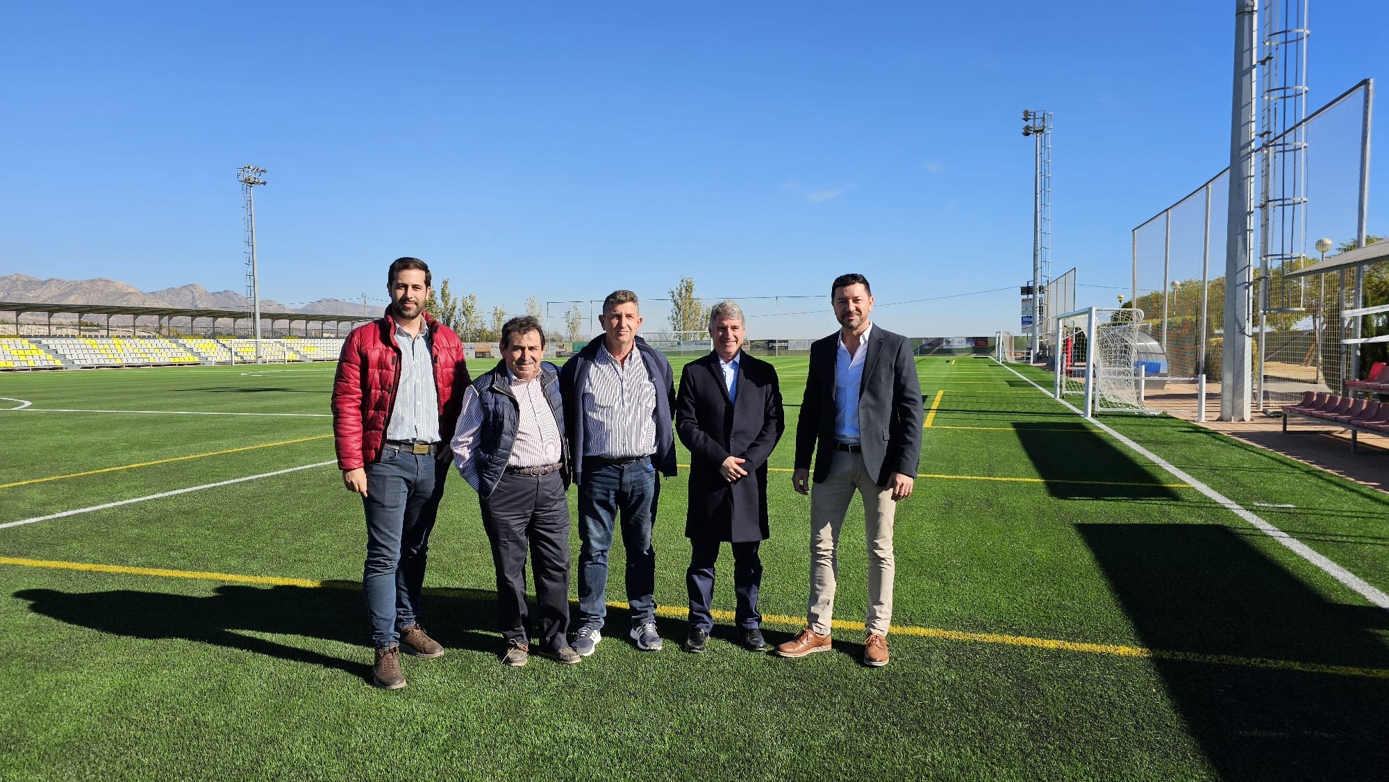 Orihuela renueva el césped artificial del campo de fútbol de La Murada