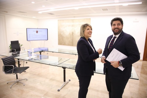 López Miras promete financiación regional si el Hospital Naval se convierte en un centro de uso socio-sanitario 