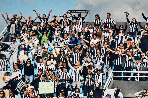 Derrota en el campo, goleada en la grada