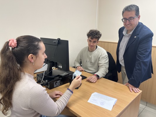 Castelló registra 65 solicitudes para la tarjeta que aúna servicios en el primer día de entrada en vigor