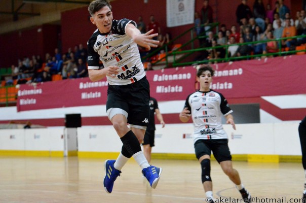 Balonmano Mislata rescata un punto ante Águilas para seguir dando pelea


