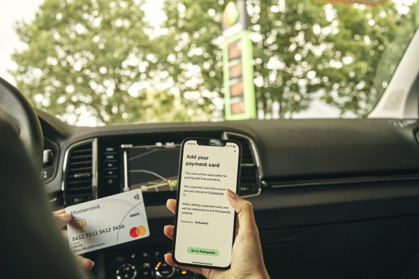 Škoda Auto introduce el pago a bordo con el nuevo servicio Pay to Fuel
