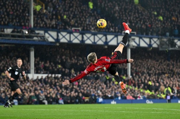 Garnacho emula a Rooney y firma el golazo del año
