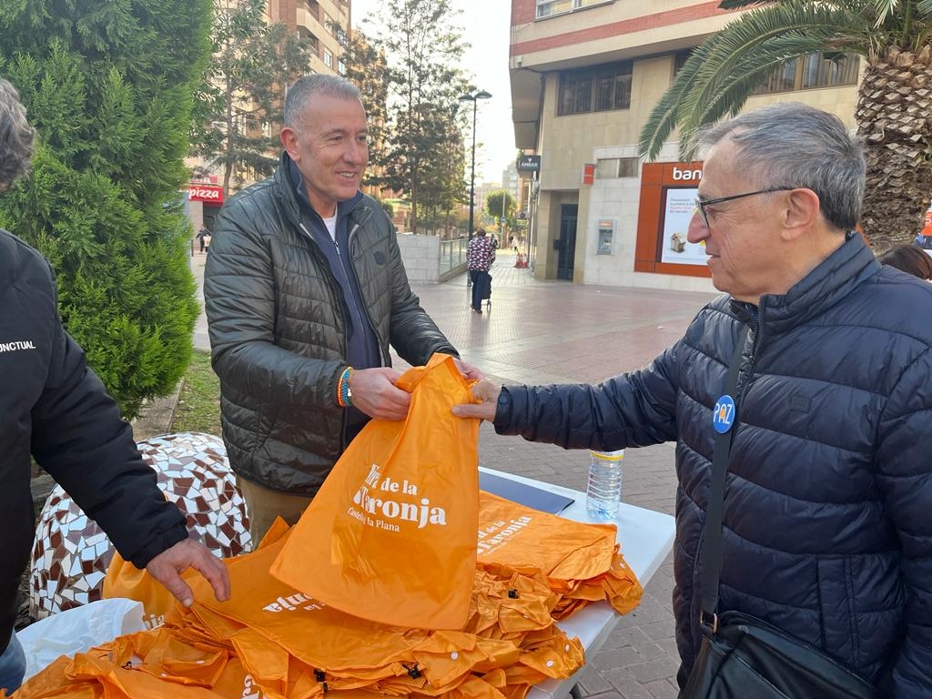 El Mercat de la Taronja de Castelló reparte más de 700 bolsas reutilizables entre los asistentes
