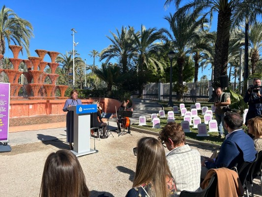 Elche rinde homenaje a las 52 mujeres víctimas de la violencia machista en el Parque Municipal