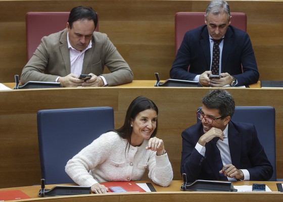 Les Corts validan el adiós a la tasa turística y Mazón se somete al último control del año