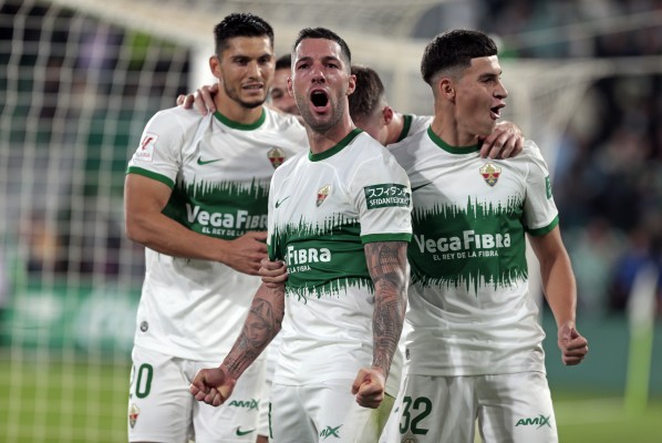 El Elche encuentra premio a su paciencia