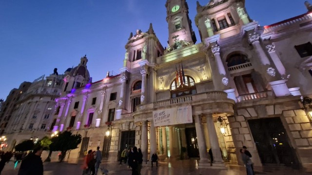 Edificios, monumentos e instituciones valencianas se iluminan de morado con motivo del 25N