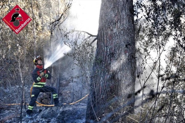 Bomberos trabajan en un incendio en Xàbia, ya estabilizado, que obliga a activar la situación 1 del PEIF
