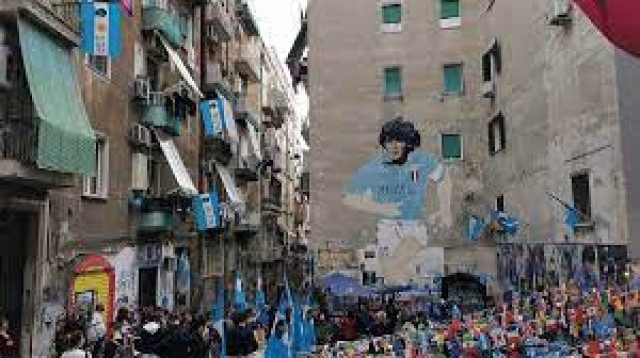 Nápoles recuerda y homenajea a Maradona en el tercer aniversario de su muerte