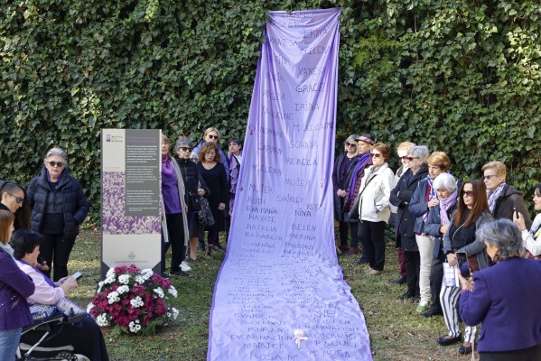 Homenajean a víctimas de la violencia machista en el monolito del cementerio de València