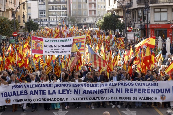 València reúne a miles de personas contra la ley de amnistía, Pedro Sánchez y Puigdemont