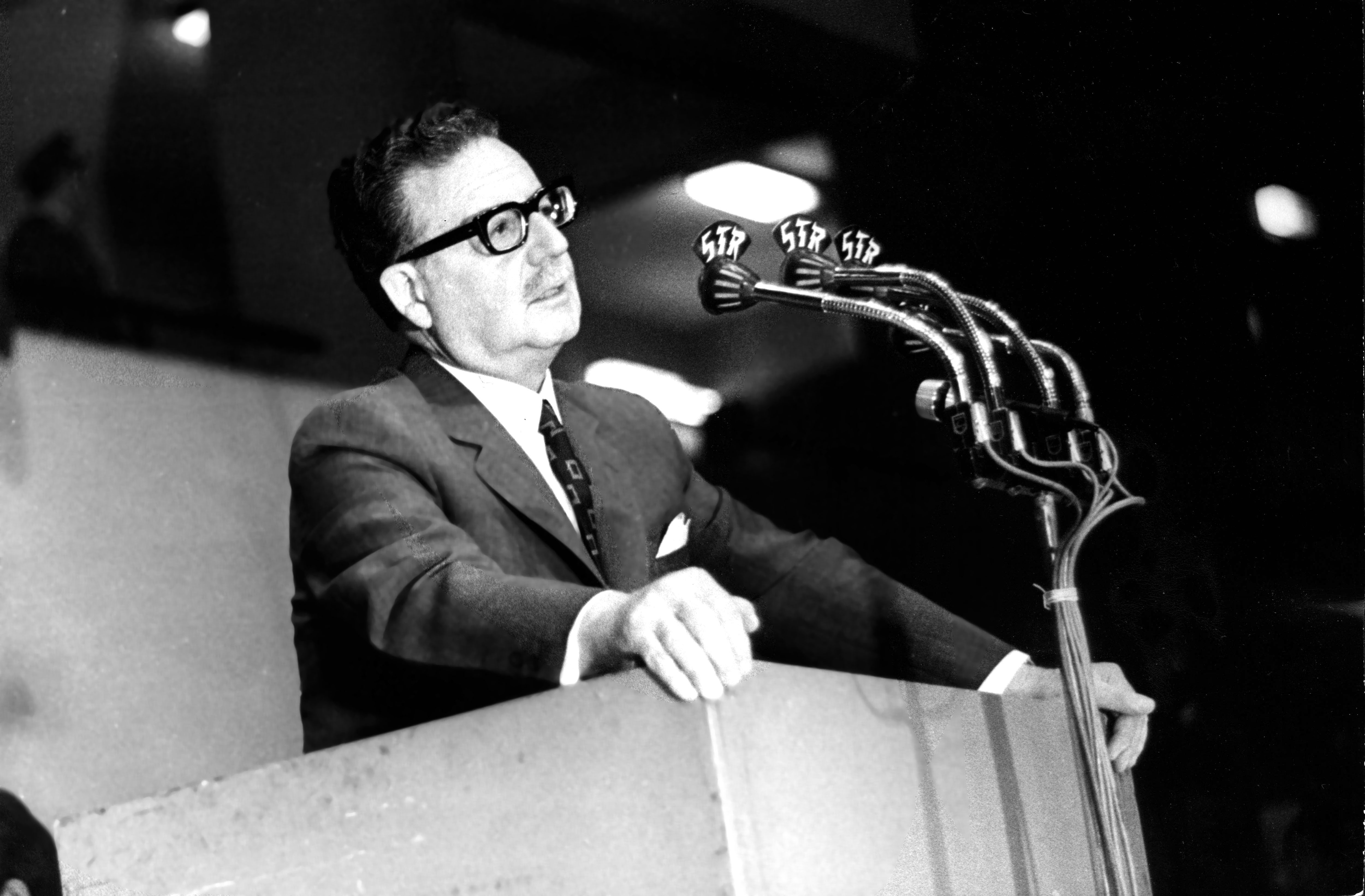Salvador Allende, del mito a la persona 