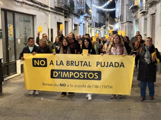 Más de 500 de vecinos de Benissa se manifiestan contra la subida del IBI