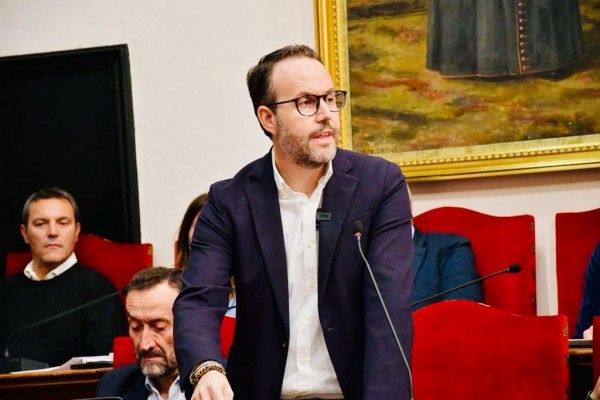 El PSOE de Elche lleva al Síndic la retransmisión del pleno por la 'deuda histórica' por omitir una parte