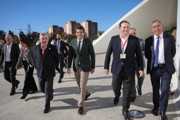 Mazón defenderá la agricultura como 
