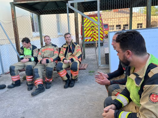 El concejal Ortolá se pone el uniforme de bombero y participa en un simulacro de incendio en Castelló