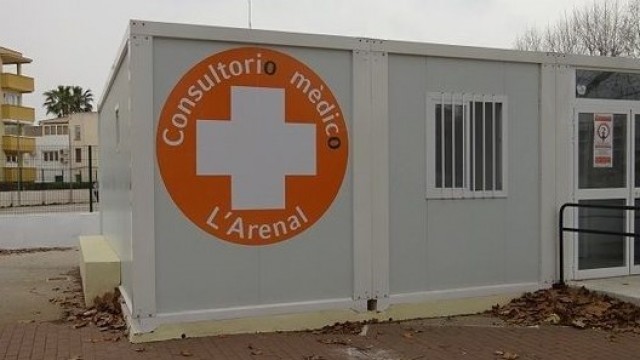 Xàbia acaba con siete años de barracones en El Arenal y planea comprar un local para consultorio médico